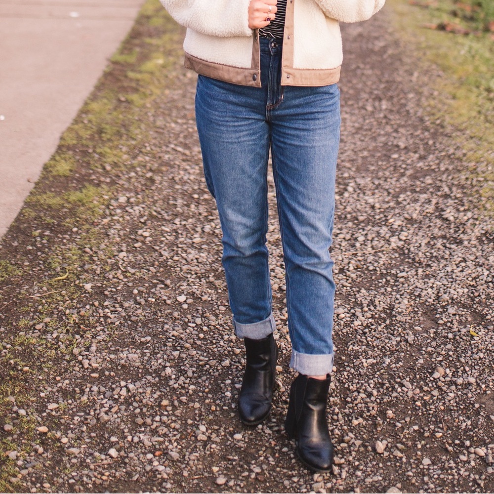 Medium wash American Eagle mom jeans